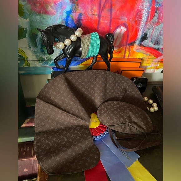 Rare LOUIS VUITTON VIP Gift 2005 Sleep Mask & Inflatable Travel Neck Pillow LV - Picture 4 of 8